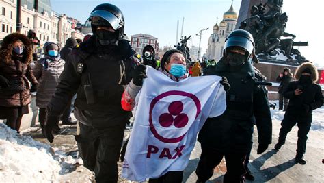 In russland sind bei protesten gegen einschränkungen der versammlungsfreiheit mindestens 130 demonstranten festgenommen worden. Russland - Proteste gegen Putin: Erste Festnahmen bei ...