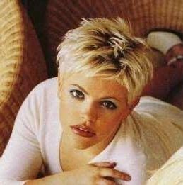 Years ago, the country crooner and her fellow dixie chicks built their image on being platinum blonde cuties that took country music to a new level, but now it seems that natalie is developing a new persona. Pin on hair