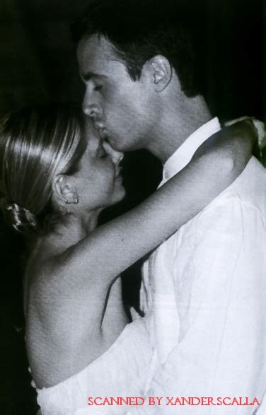 Gellar posts wedding photo with freddie prinze, jr. Red Carpet Wedding: Sarah Michelle Gellar and Freddie ...