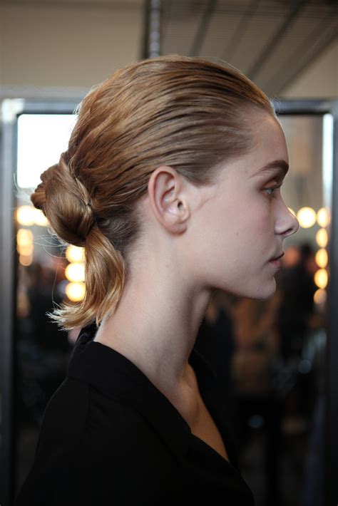 5 acconciature semplici, veloci e naturali per capelli lunghi by serena , febbraio 21, 2014 i miei capelli sono lunghi e lisci come spaghetti e sebbene siano belli, riesco a portarli solo legati a coda , a chignon oppure sciolti. Idee per legare i capelli: acconciature semplici e veloci!