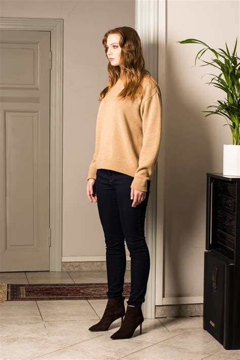 Finally, wear a statement necklace to add an elegant touch to the overall look. Camel crew neck sweater KAY - Krista Elsta