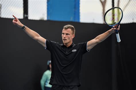 Watch the highlights from denis shapovalov vs marton fucsovics in the first round of australian open 2020. Murray River Open: Márton Fucsovics siegt gegen früheren ...