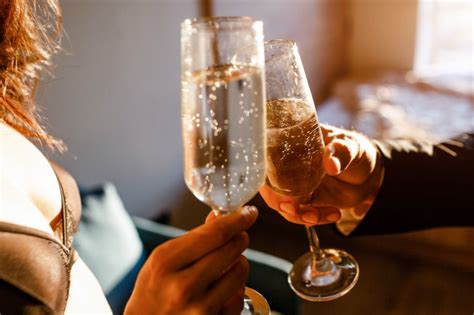 Gratis sexkontakte & sexdates per whatsapp zur whatsapp nummer. Junges sexy paar im wohnzimmer. schließen sie oben und ...