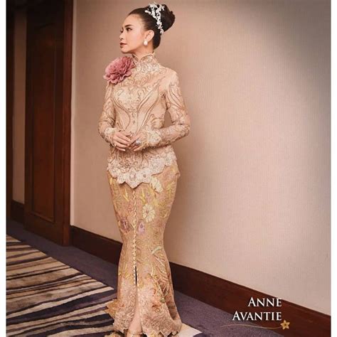 Avantie, kebaya rancangan ghea panggabean, kebaya rancangan oscar lawalata, kebaya rancangan amy atmanto, kebaya rancangan zaskia sungkar, kebaya rancangan biyan, kebaya rancangan designer indonesia, fave indonesian kebaya on pinterest kebaya, batik dress via. Anne Avantie/ Kebaya Panjang / Perayaan 29 Tahun Berkarya ...