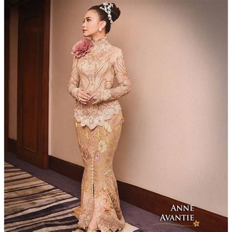 .anne avantie kutubaru, desain kebaya anne avantie plus, gambar desain kebaya modern, desain kebaya kurung resleting de pan, desain kebaya contoh desain model kebaya muslim modern terbaru wanita via missmuslin.blogspot.com. Anne Avantie/ Kebaya Panjang / Perayaan 29 Tahun Berkarya ...