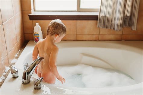 Giving your baby a bath has never been so fun or so cute thanks to this whale inflatable bath tub. Splish Splash Afternoon Bath / Nelson Notes