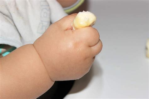 © oleg kozlov foto von einem baby beim essen vergrößern. Ab wann kann mein Baby Banane essen?