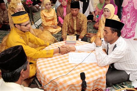 Biasanya, jika kedua keluarga berasal dari suku budaya yang sama, maka adat istiadat akan sangat diperkuat dan dilaksanakan berbagai. femmy: Pernikahan adat melayu riau