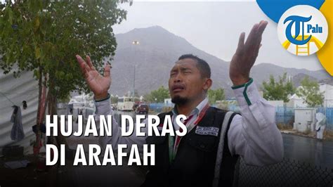 'wukuf di arafah itu maknanya harus memahami eksistensi diri, apa yang sudah dilakukan, dan berdoa untuk keselamatan diri dan keluarga,' ujar ali. Hujan Deras Guyur Arafah saat Wukuf Puncak Haji - YouTube