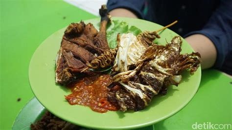 Telur ayam lani terkumpul 1 kilogram setiap hari. 5 Tempat Jajan Pecel Ayam dan Lele Enak di Malam Hari ...