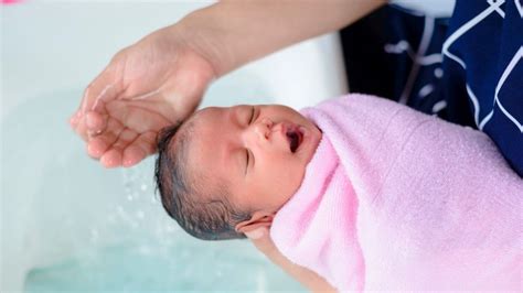 Babies need sponge baths until their umbilical cords fall off. Delaying baby's first bath could help with breastfeeding ...