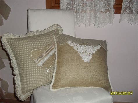 Realizzare un divano di pallet, idea creativa e tutorial con bancali epal, compare. coppia cuscini shabby con ricamo antico - Per la casa e per te - ... | su MissHobby