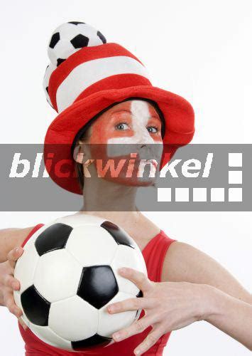 Berichte, fotos und infos vom fussball, fans und stadien. blickwinkel - weiblicher oesterreichischer Fussballfan mit ...