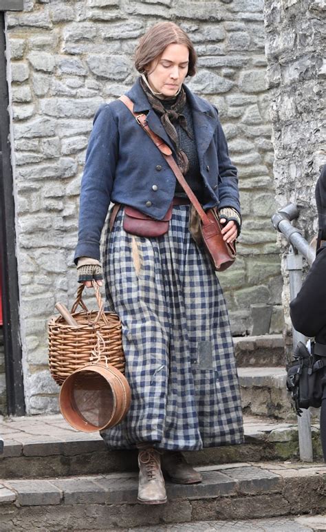 Ammonite'ın öyküsü 1840'larda, bir güney i̇ngiltere kıyı şeridi kasabasında geçiyor. KATE WINSLET on the Set of Ammonite in Lyme Regis 03/11 ...