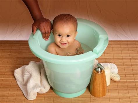 The right tub or bath seat can be a boost to your confidence as you handle your wiggling and wet little one. 10 Best Baby Bathtubs | Kidsomania
