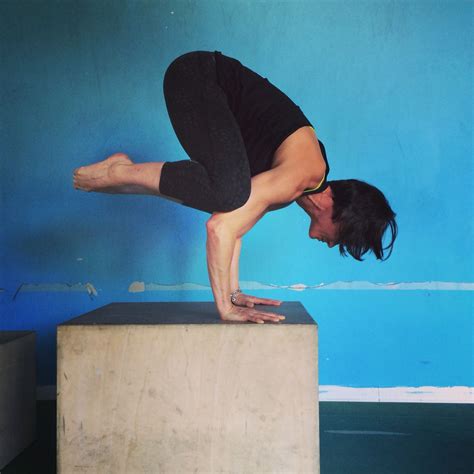 It can definitely seem scary when you first attempt to balance the weight of your body, on your hands, your face hovering just a few inches from the ground. Bakasana Crow Pose (con immagini)
