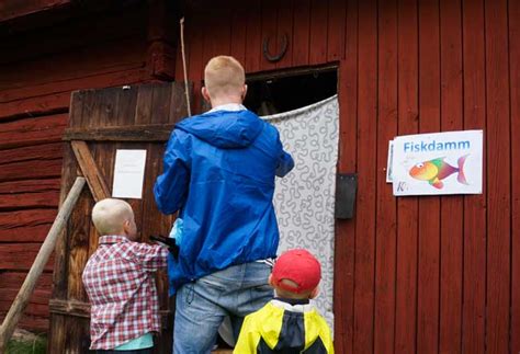 Everyone, old and young, unite around the midsummer pole to dance in. Midsommar i Stjärnfors « Kopparbergarn