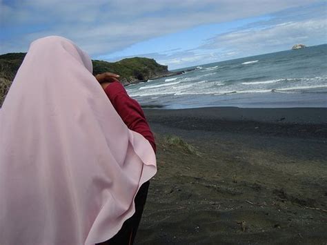 Karikatur wanita hijab di pantai via jasbikom.com. Foto Wanita Muslimah Dari Belakang - foto cewek cantik