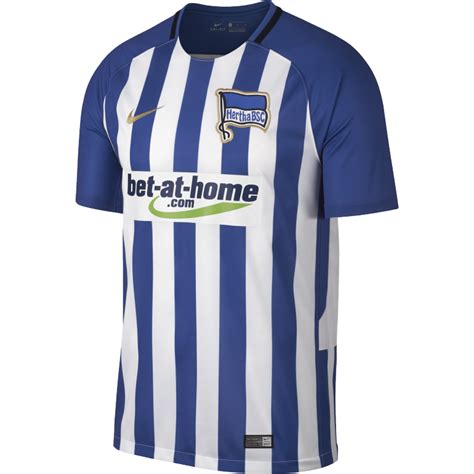 „nur nach hause geh'n wir nicht ist die offizielle fussballhymne der hertha bsc fans, die den 1892 als „berliner fussball club hertha gegründeten verein in guten wie in schlechten fussballzeiten stets unterstützen. Maillot Hertha BSC domicile 2017/18 sur Foot.fr