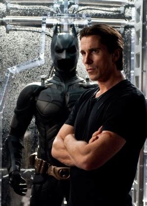 A situação faz com que bruce wayne (christian bale) se torne um homem recluso em sua mansão, convivendo apenas com o mordomo alfred (michael caine). Warner Bros divulga nova sinopse de "Batman - O Cavaleiro das Trevas Ressurge" - 03/07/2012 ...