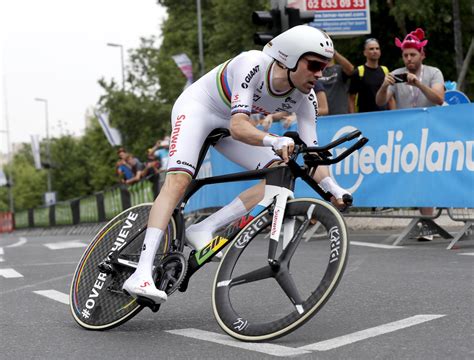 Giro d 39 italia 2017 tom dumoulin has to stop for toilet break hd. Giro 2018, Dumoulin è la prima maglia rosa - Gazzetta del Sud