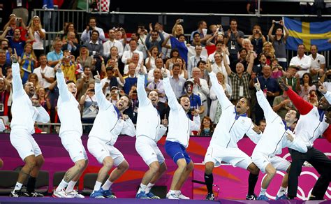 Découvrez les dernières informations, résultats, classements ainsi que les directs commentés des plus belles affiches. French Olympic handball gold medallists at centre of match ...