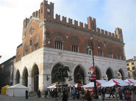 Affittasi appartamento al 2 piano (senza ascensore) composto da, ingresso. Centro Storico di Piacenza - Piacenza