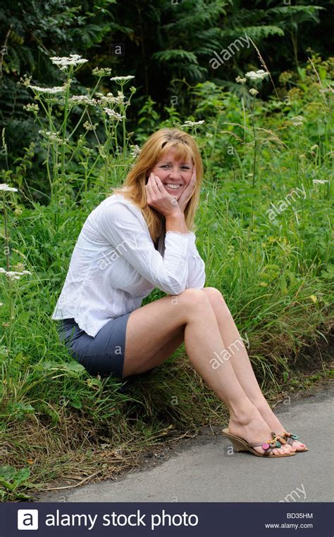 Neueste wöchentlicher top monatlich top meistgesehene bestbewertet höchste kürzeste. Mature woman wearing a white shirt and skirt sitting on ...