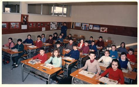 Les enfants sont aussi invités à pétrir, malaxer, fouetter, remuer et s'amuser tout en cuisinant. Photo de classe CE2 ? de 1971, ECOLE PICARDIE - Copains d'avant