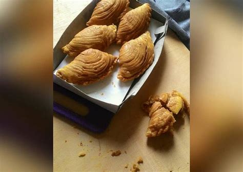 Kemudian tuangkan ke dalam tepung dan uli menggunakan sudu. Resep Pastel keong aka karipap pusing oleh Syahla Mom ...