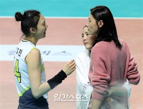 이다영하고 김연경 싸운게 맞나보네ㅋㅋ 2. 포토양효진 이다영, 김연경 앞에선 어리광 가득한 동생 - 중앙일보