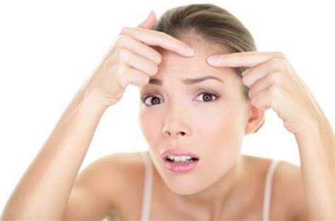 Perubahan hormon dan kurang menjaga kebersihan wajah juga jadi biang keladi lainnya. Jerawat Batu Di Dagu & Dahi? 4 Cara Menghilangkan Parut ...