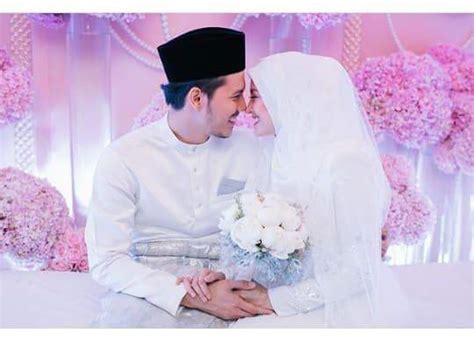 Hasil pemerhatian wakil mstar online lagi, keadaan di perkarangan hotel juga tenang dan hanya pada pukul 8 malam dua individu lengkap berpakaian baju kurung dan baju melayu. Gambar-gambar Majlis Akad Nikah Fattah Amin dan Fazura ...