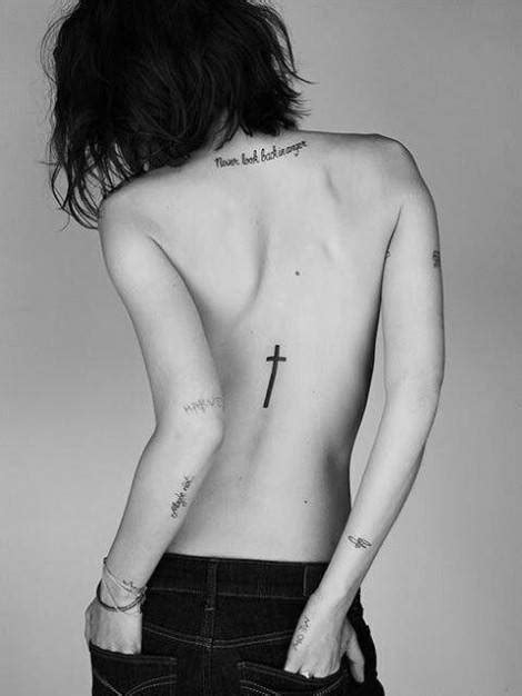 Christian men with tribal roots have popularized a mix of two identities. Cross tattoo, una croce sulla pelle