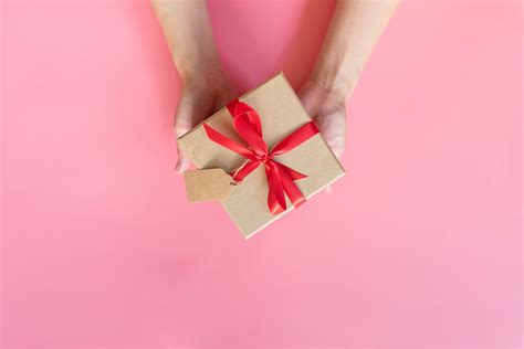 Gifts for female friends under $20. Christmas gift ideas under $20 | Girlfriend