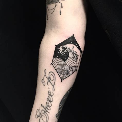 Wave tattoos are seen a lot, especially by those who like the sea, but water also speaks of change and difficult times, of uncontrollable forces. Japanese wave tattoo | Waves tattoo, Tattoos, Blackwork tattoo