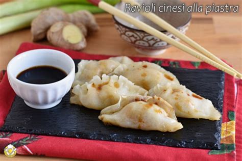 Ravioli cinesi al vapore, una ricetta semplice e sana con carne e verdure e cotta al vapore con vaporiera e foglie di cavolo. Ravioli cinesi alla piastra - al vapore come al ristorante ...