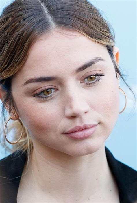 Ana de armas este o actriță de naționalitate cubaneză care a început să studieze comedia de la vârsta de 14 ani. Ana de Armas - Rising Star Showcase, Napa Valley Film ...