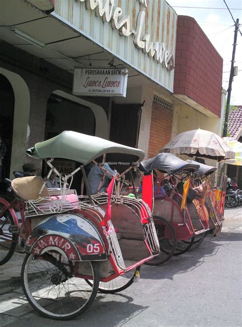Taking a taxi can often be a viable alternative to using a personal car. becak in Yogyakarta | Indonesia