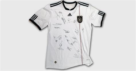 Bereits im juli dieses jahres machten erste bilder die runde im netz. Das DFB-Team signiert Trikot der WM 2010 in Südafrika