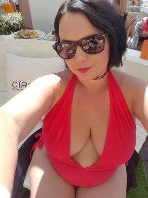 Asking blonde in the parking lot for a blowjob. La esposa de policía que trabaja como prostituta declara ...