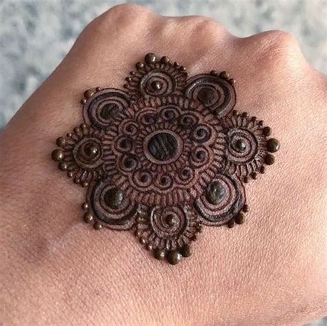 Whichever occasions come, drawing mehndi designs on hands and feet is considered auspicious and good omen. Gol Tikki Mehndi Designs For Back Hand Images : Simple ...