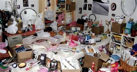 Messy living room (sumber : 99+ Tips Merapikan Rumah ala Marie Kondo - DISAIN RUMAH KITA