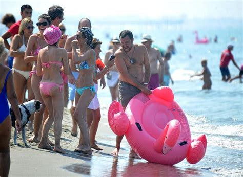 In fuga dai giornalisti sulla spiaggia, salvini torna quello di un tempo sul palco della festa della lega, davanti ai suoi sostenitori. Italy's Most Powerful Populist Rules From the Beach - The ...