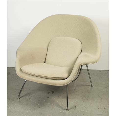 Eero saarinen, ontwierp de womb chair (baarmoeder stoel) samen met de amerikaanse architecte florence knoll. Eero Saarinen (1910-1961) Womb Chair | Witherell's Auction ...