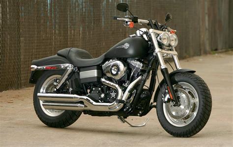 The massive stature of the dyna fat bob, led by twin headlights braced between polished triple clamps, has an unmistakable street presence. Harley Davidson FXDF Dyna Fat Bob