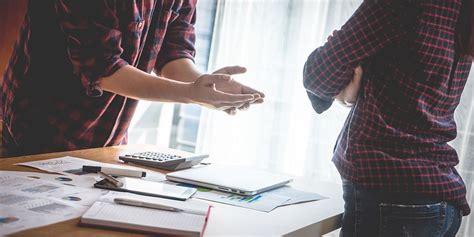 Kondisi ini juga dapat menghilangkan kemampuan penderitanya untuk merasakan makanan. Takut Memiliki Komitmen atau Tak Mau Menikah? Jangan ...