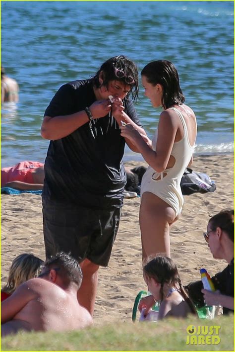 Muhteşem görsel efektlere sahip film godzilla vs. Millie Bobby Brown & Lilia Buckingham Go Snorkeling in ...