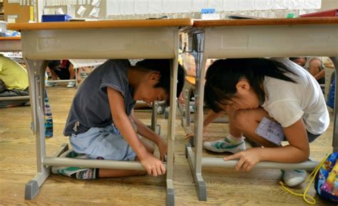 Le japon a une nouvel fois été touché par un puissant tremblement de terre 24 heures à peine après avoir essuyé un effrayant typhon. Tokyo (AFP). Japon: "fort" tremblement de terre de ...