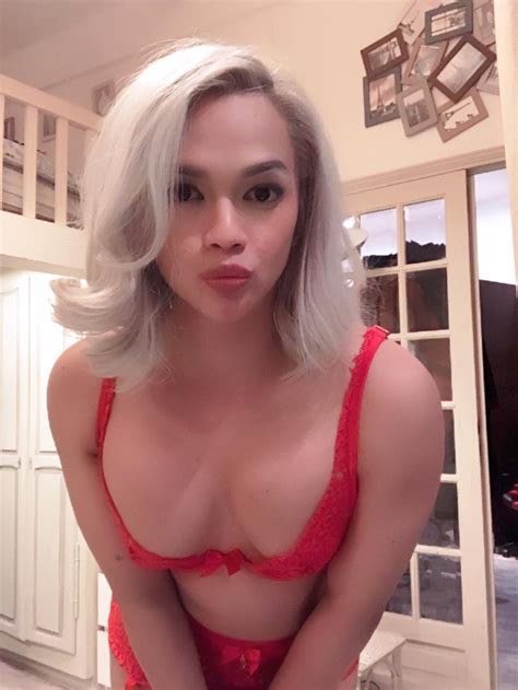 Smooth caramel skin complexion,soft kisses with full lips,curvy hips,long black hair,gorgeous eyes and a breathe taking smile.i also love using my 9in. TS Iris, Malaysian Transsexual escort in Paris